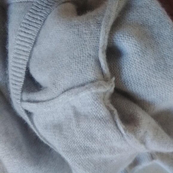 Lord + Taylor 100% cashmere light grey crewneck sweater top Medium Petite - Picture 11 of 15